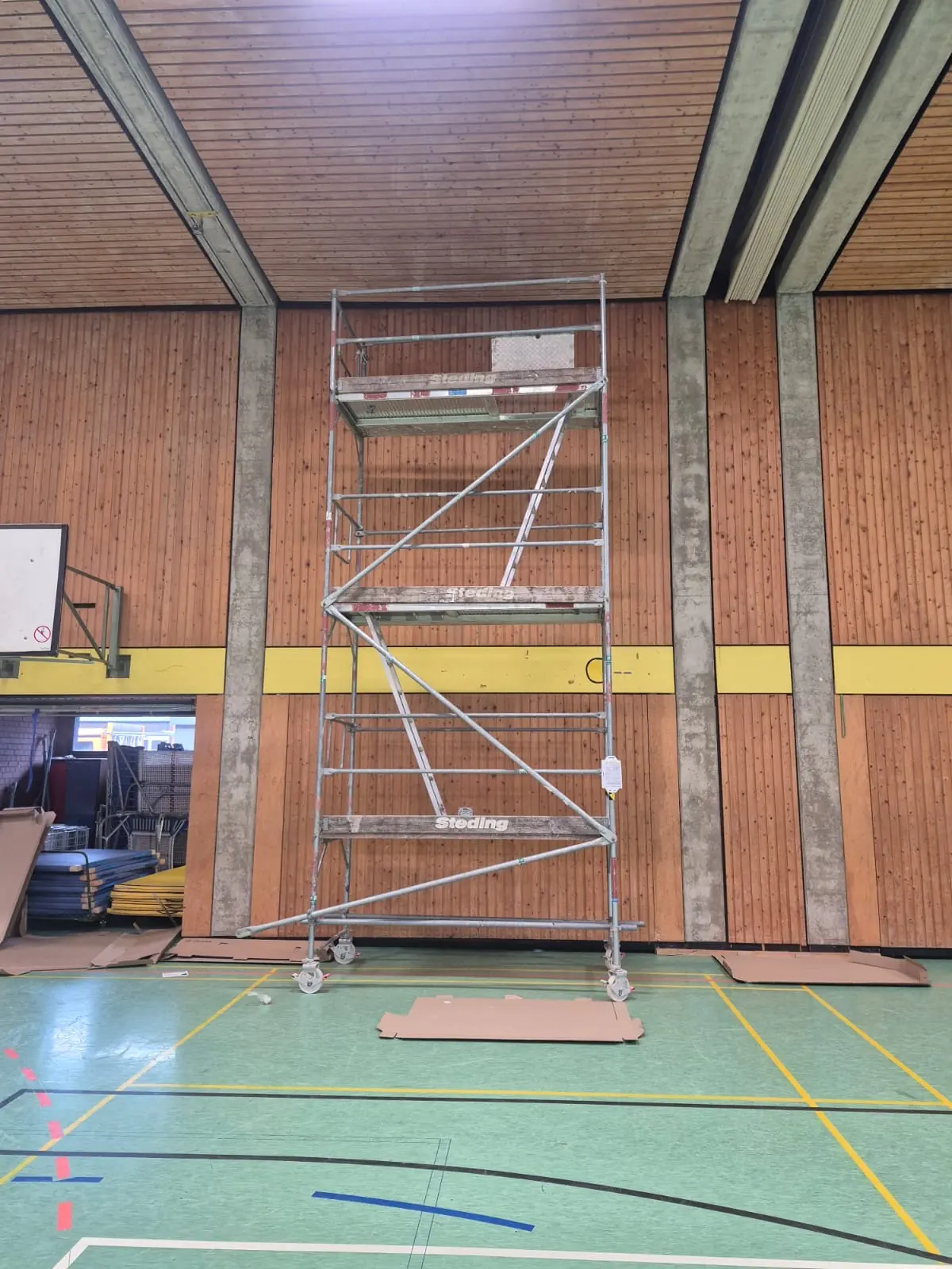 Mobiles Fahrgerüst in einer Sporthalle