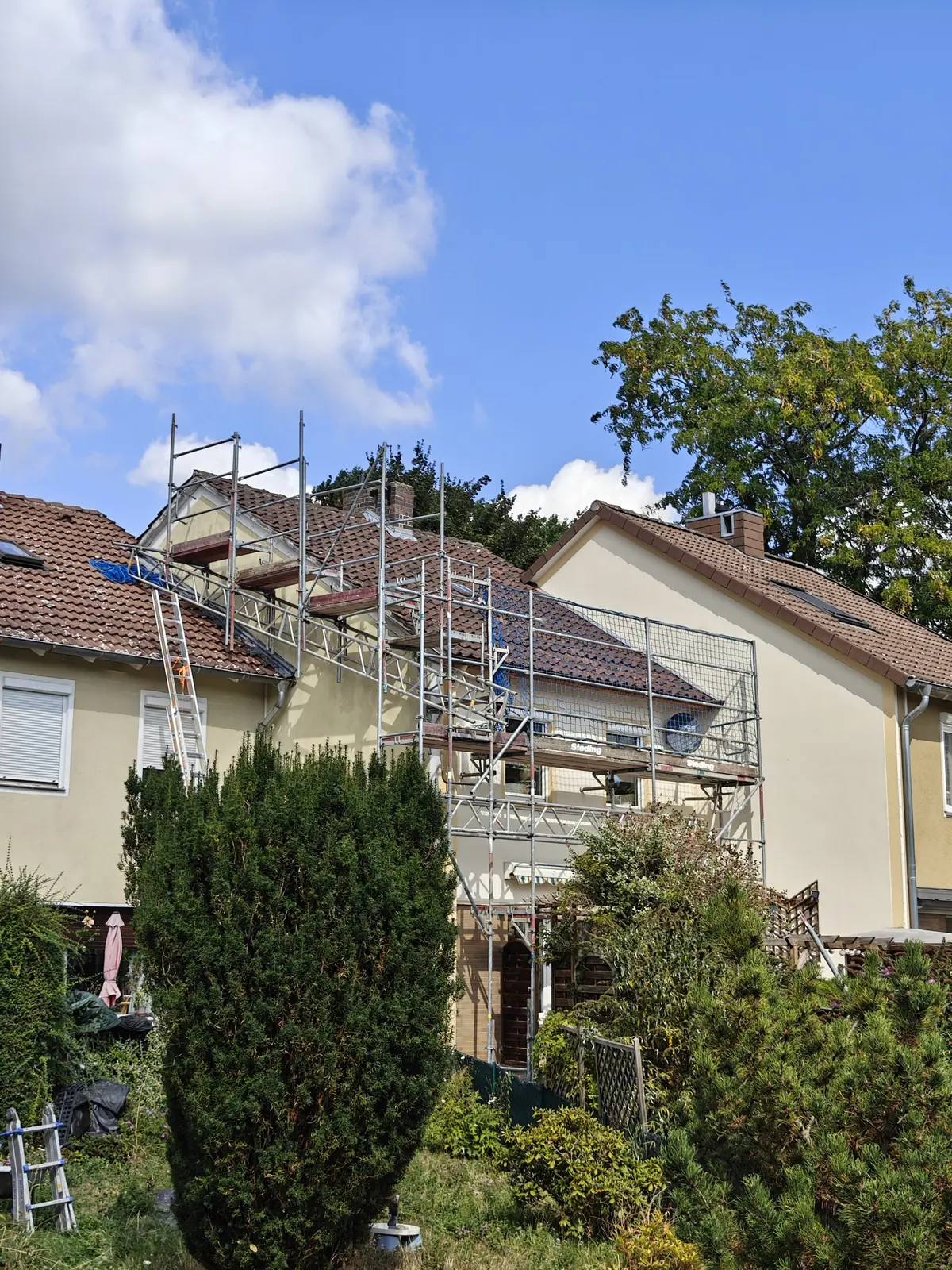 Dacharbeitsgerüst an einem Wohnhaus