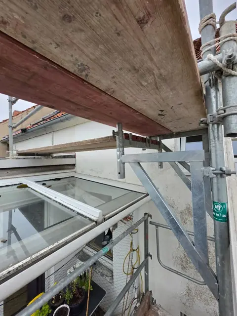 Malerarbeiten im Hinterhof – Hannover, Ansicht 2